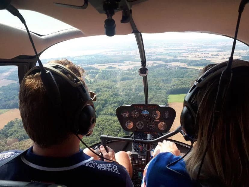 To passagerer med headset kigger ud over landskabet
