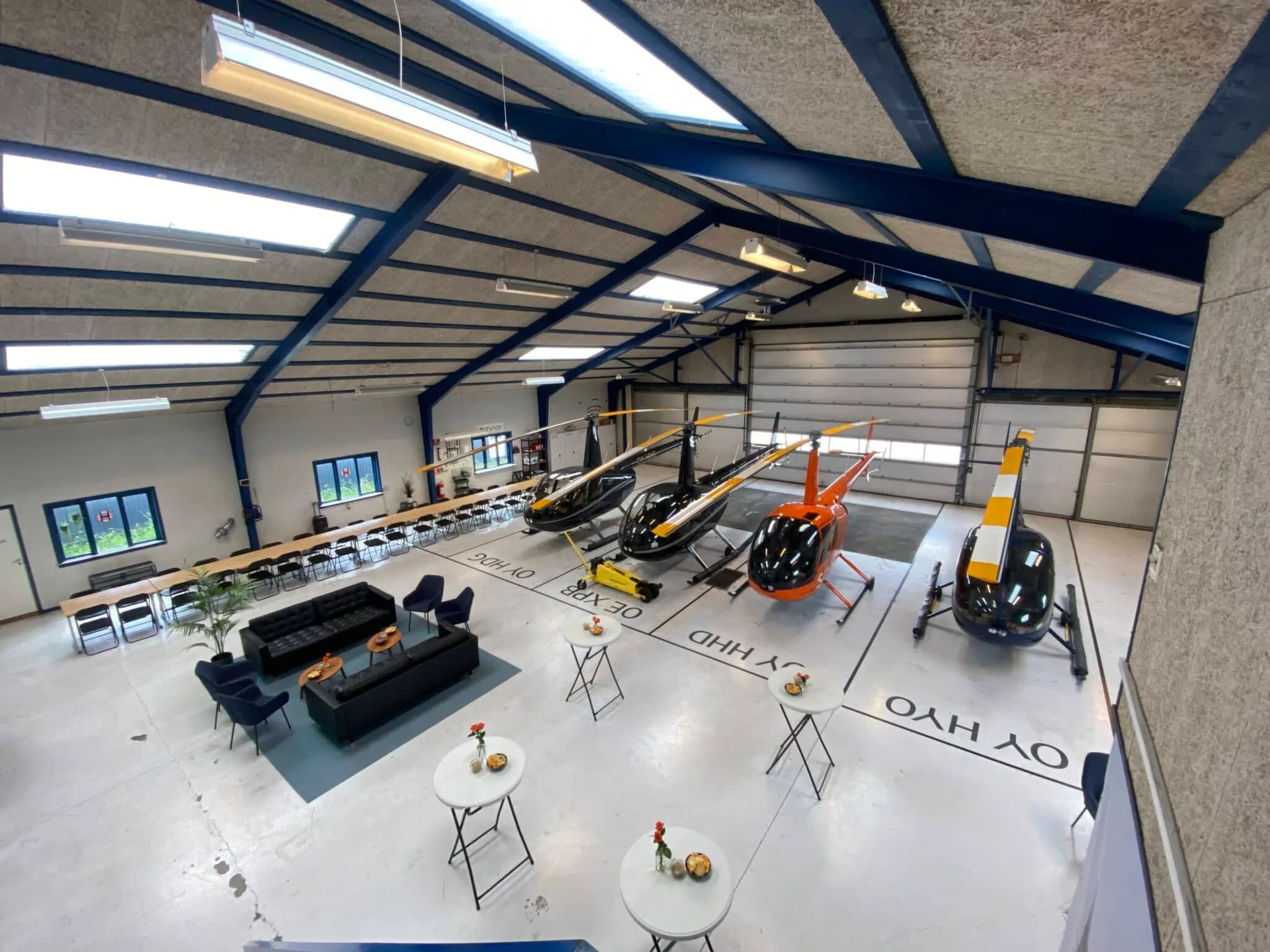 Hangaren i Roskilde Lufthavn med helikoptere og lounge