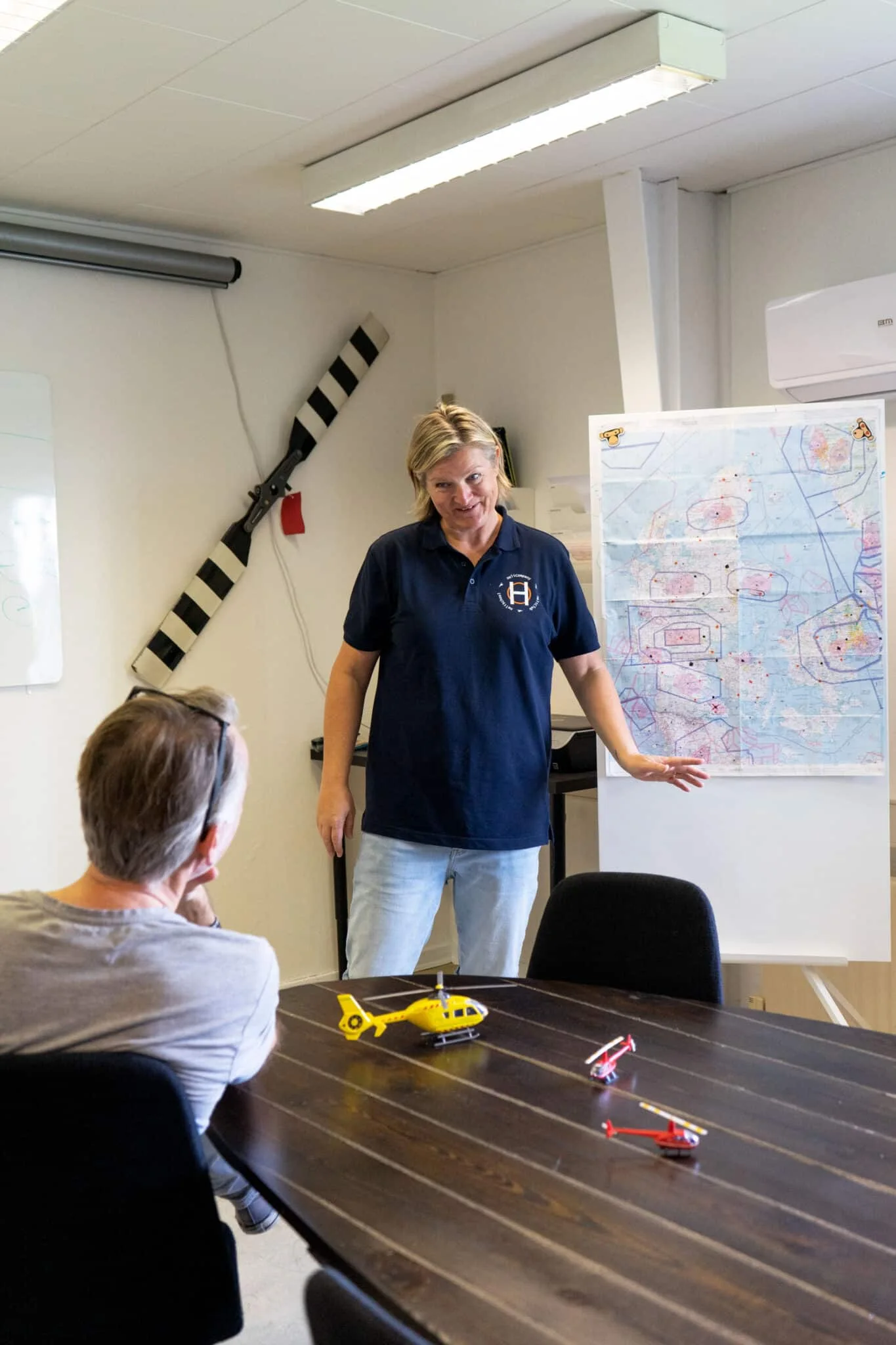En instruktør gennemgår teorien med en elev