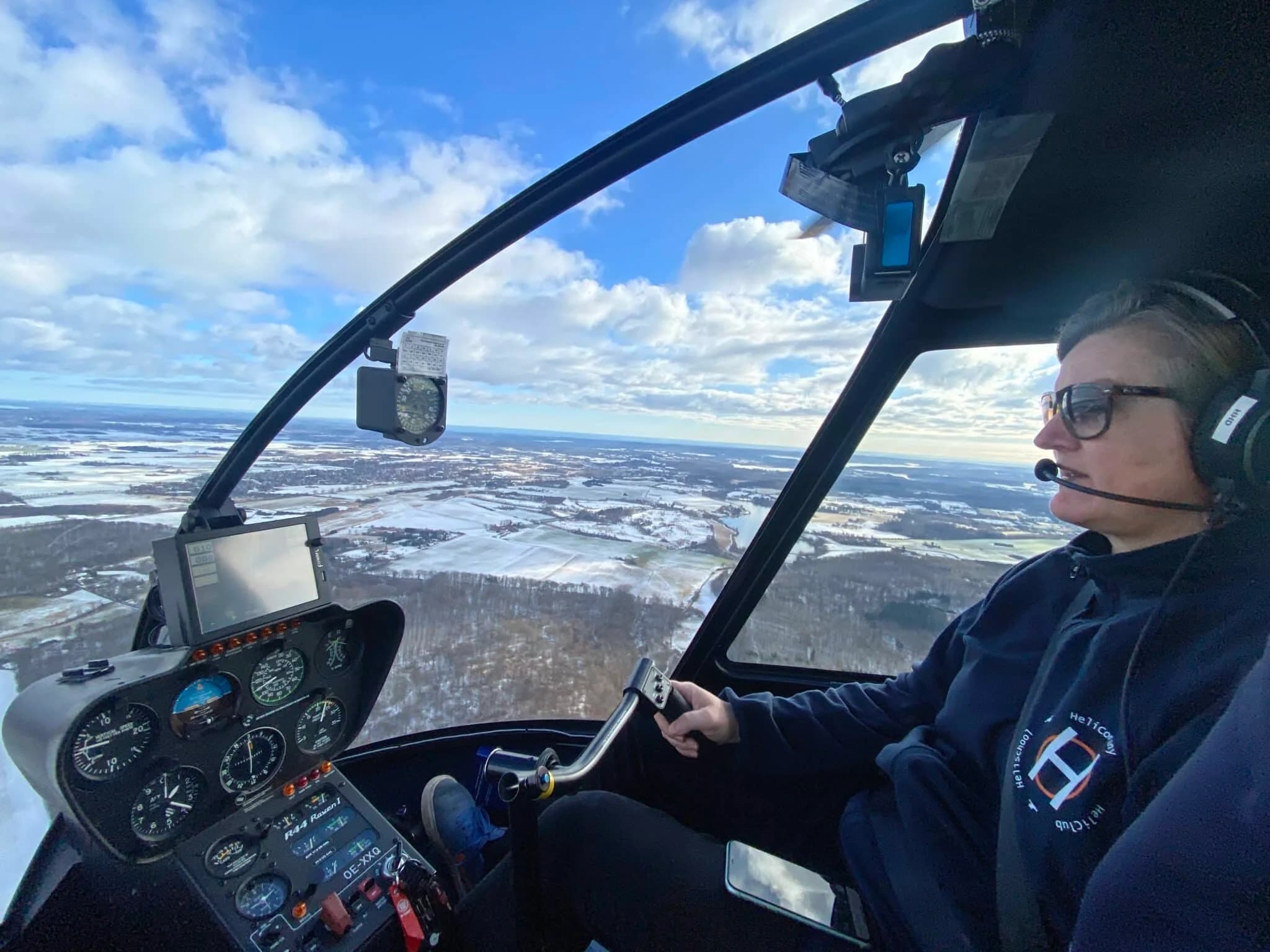 En pilot flyver helikopteren