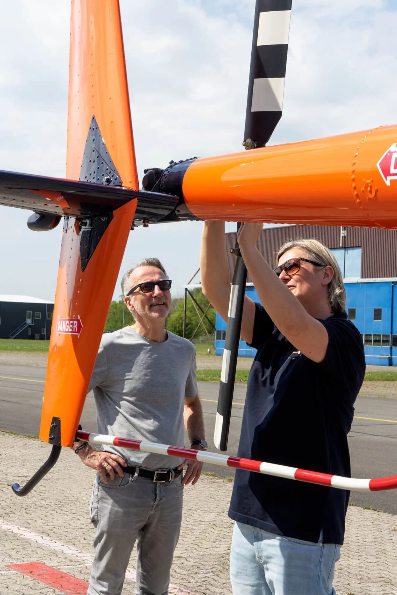 Instruktør og elev gennemgår helikopteren før flyvning